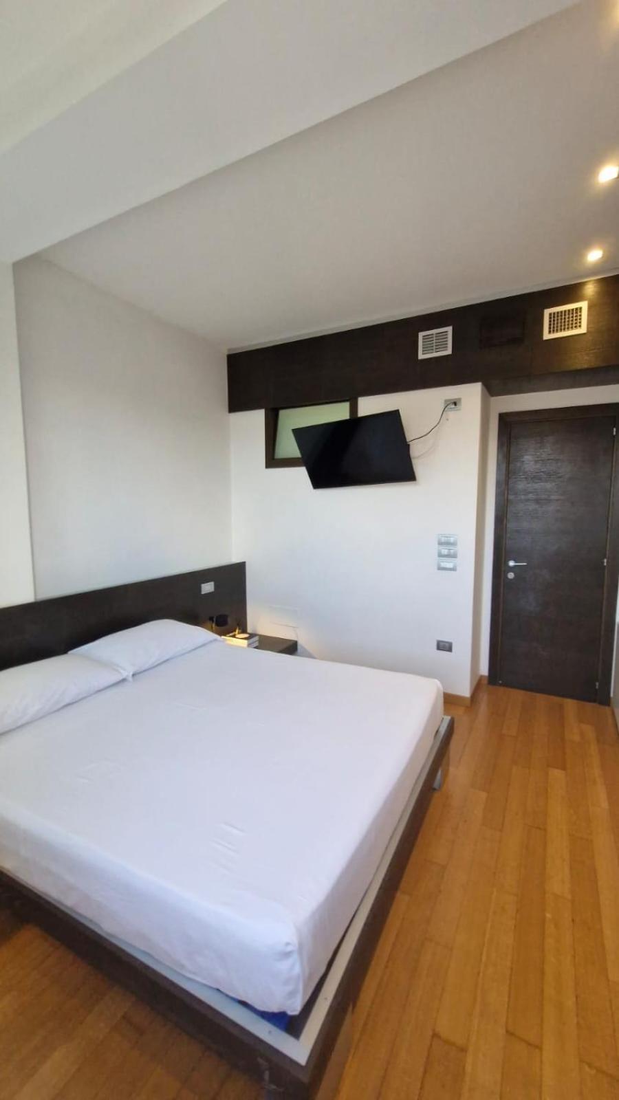 Ferienwohnung Attico Reale - In Centro, Tra Stazione E Bari Vecchia Exterior foto